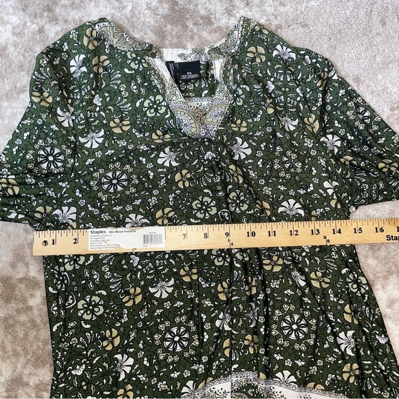 New Directions olive green floral & medallion print V neck Shift dress SZ SP - Picture 10 of 10